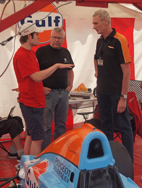 Nils K. (t.v.) og teamchef Gert Vestergaard (i midten) er altid klar til en motorsports-sludder i teamteltet.